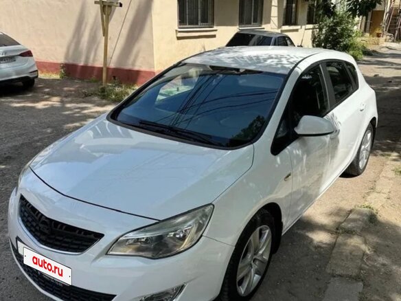 2012 Opel Astra J Рестайлинг, белый, 650000 рублей
