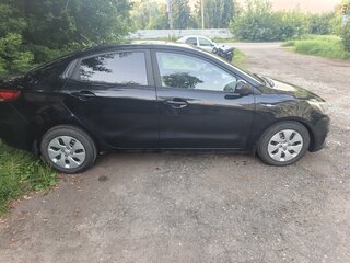 2017 Kia Rio III Рестайлинг, чёрный, 1150000 рублей, вид 3