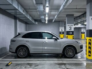 2021 Porsche Cayenne III, серый, 8600000 рублей, вид 3