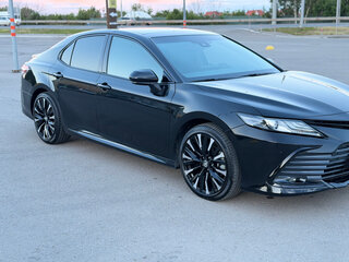2023 Toyota Camry VIII (XV70) Рестайлинг, бежевый, 3900000 рублей, вид 1
