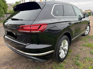 2022 Volkswagen Touareg III, чёрный, 5750000 рублей, вид 3