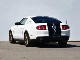 2011 Ford Mustang V Рестайлинг, белый, 1799000 рублей, вид 3