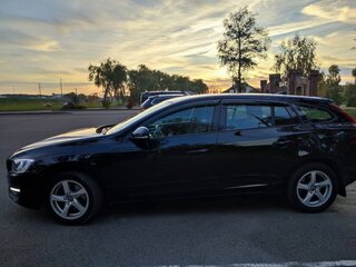 2015 Volvo V60 I Рестайлинг, чёрный, 808880 рублей, вид 1