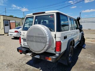 2024 Toyota Land Cruiser 76 70 Series Рестайлинг 2, белый, 10500000 рублей, вид 4