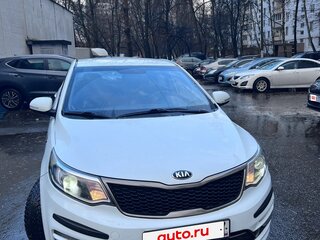 2015 Kia Rio III Рестайлинг, белый, 900000 рублей, вид 3