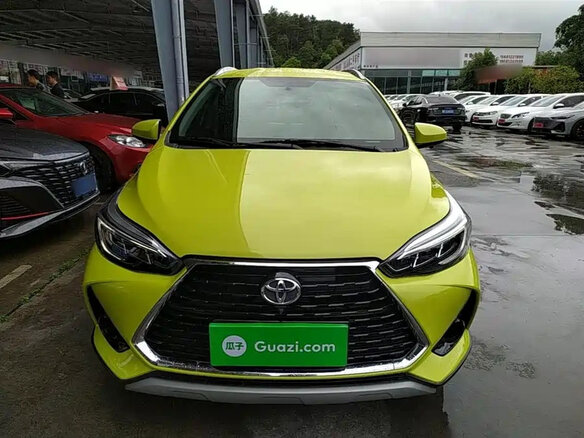 2022 Toyota Yaris IV, жёлтый, 1050099 рублей - вид 1