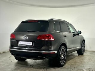 2015 Volkswagen Touareg II Рестайлинг, коричневый, 2485000 рублей, вид 4