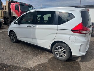 2020 Honda Freed+ II Рестайлинг, белый, 1850000 рублей, вид 4