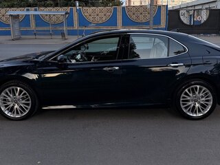 2018 Toyota Camry VIII (XV70), синий, 2720000 рублей, вид 3
