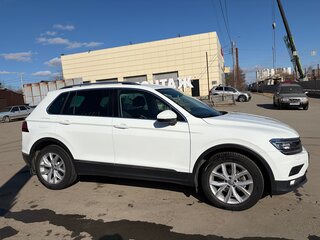 2017 Volkswagen Tiguan II, белый, 2399000 рублей, вид 4