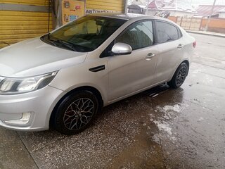 2013 Kia Rio 4-speed III, серебристый, 900000 рублей, вид 3