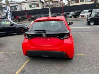 2022 Toyota Yaris IV, красный, 757000 рублей, вид 3