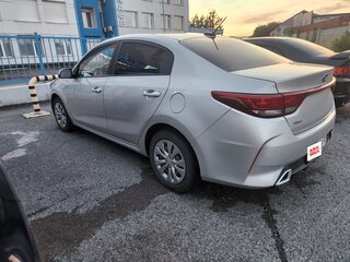 2020 Kia Rio IV Рестайлинг, серый, 1505000 рублей, вид 4