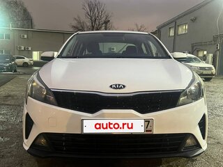 2021 Kia Rio IV Рестайлинг, белый, 950000 рублей, вид 3
