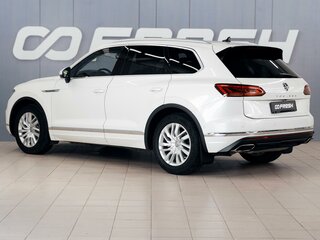 2019 Volkswagen Touareg III, белый, 4390000 рублей, вид 2