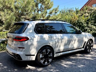 2022 BMW X7 40i I (G07) Рестайлинг, белый, 9800000 рублей, вид 3