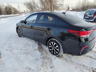2019 Kia Rio IV, чёрный, 1230000 рублей, вид 3