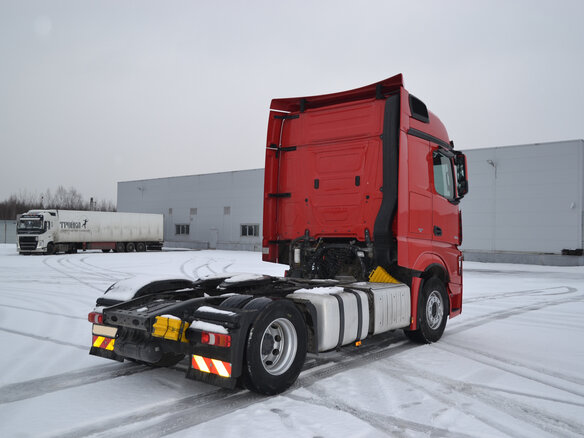 2015 Mercedes-Benz Actros, красный - вид 1