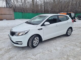 2017 Kia Rio III Рестайлинг, белый, 1410000 рублей, вид 1