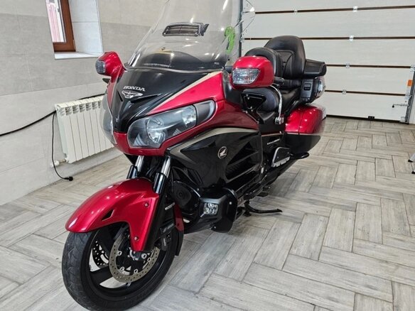 2015 Honda GL 1800 Gold Wing, красный, 1600000 рублей