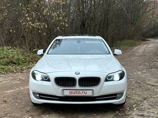2010 BMW 5 серии 523i VI (F10/F11/F07), белый, 1800000 рублей, вид 2