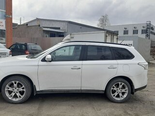 2013 Mitsubishi Outlander III, белый, 2100000 рублей, вид 2