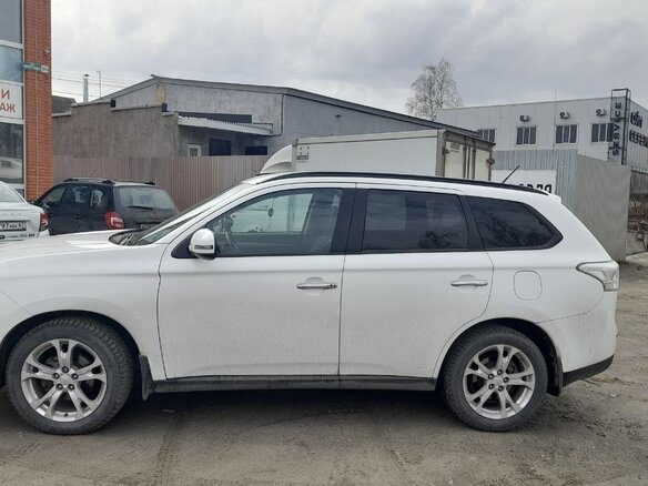 2013 Mitsubishi Outlander III, белый, 2100000 рублей - вид 1