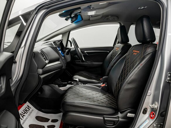 2018 Honda Fit III Рестайлинг, серебристый, 1075000 рублей - вид 4