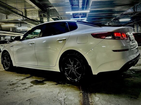 2019 Kia Optima IV Рестайлинг, белый, 2000000 рублей - вид 4