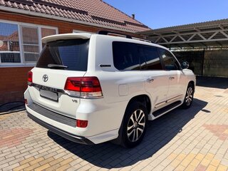 2018 Toyota Land Cruiser 200 Series Рестайлинг 2, белый, 7000000 рублей, вид 4