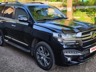 2020 Toyota Land Cruiser 200 Series Рестайлинг 2, чёрный, 8700000 рублей, вид 1