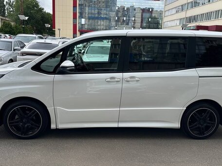 2021 Toyota Voxy III (R80) Рестайлинг, белый, 2530000 рублей, вид 4
