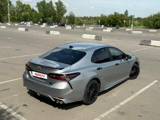 2021 Toyota Camry US Market VIII (XV70) Рестайлинг, серый, 2640000 рублей, вид 3