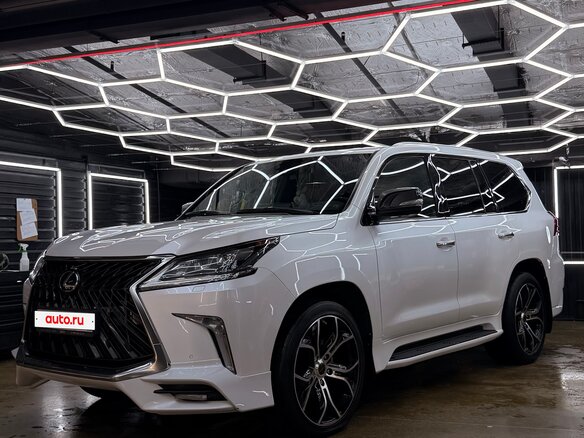 2017 Lexus LX 570 III Рестайлинг 2, белый, 11500000 рублей