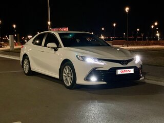 2021 Toyota Camry VIII (XV70), белый, 2650000 рублей, вид 1