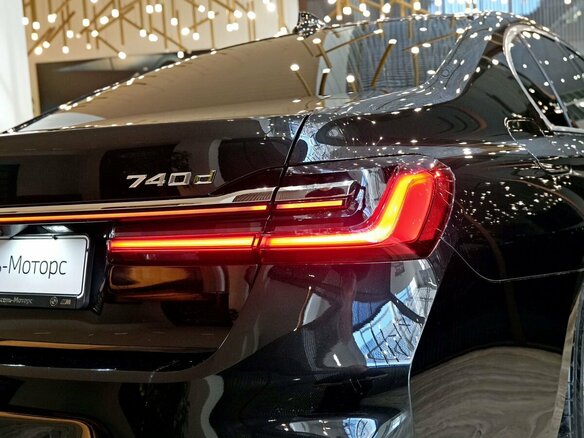 2020 BMW 7 серии 740d xDrive VI (G11/G12) Рестайлинг, чёрный, 8010000 рублей - вид 4