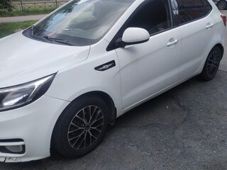 2017 Kia Rio III Рестайлинг, белый, 570000 рублей, вид 4