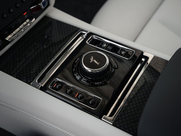 2026 Rolls-Royce Ghost Black Badge II Рестайлинг (Series II), серый, 58900000 рублей - вид 21