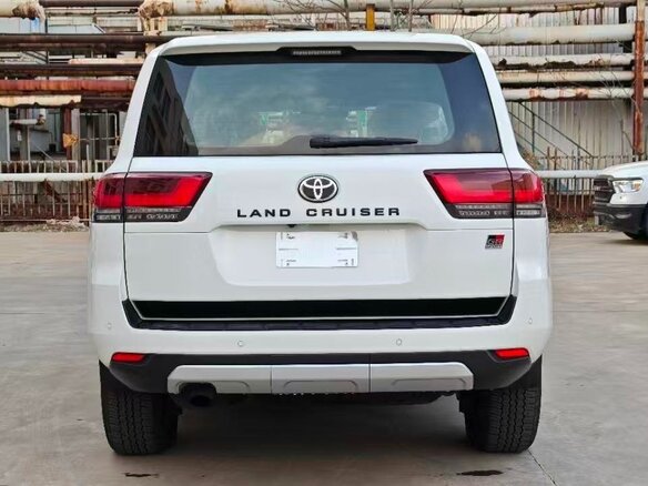 2022 Toyota Land Cruiser 300 Series, белый, 11548000 рублей - вид 2