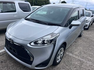 2021 Toyota Sienta II Рестайлинг, серебристый, 1650000 рублей, вид 1