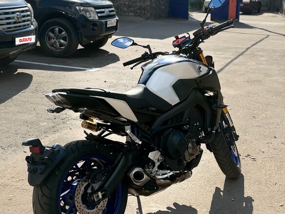 2019 Yamaha MT-09 (FZ-09), серебристый, 980000 рублей - вид 2
