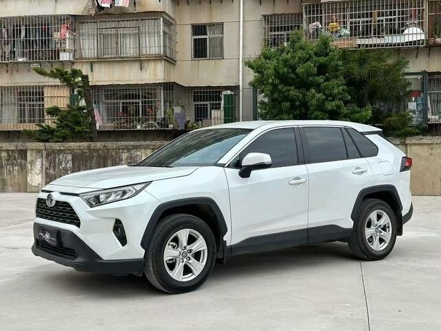 Открыть фотографии: Toyota RAV4 V (XA50)