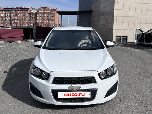 2013 Chevrolet Aveo II, белый, 730000 рублей