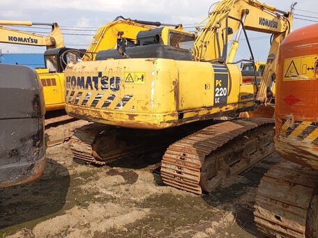 2017 Komatsu PC220-8, жёлтый, 4437000 рублей, вид 3