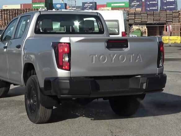 2026 Toyota Hilux IX, серебристый - вид 21