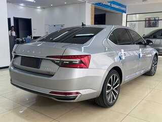 2022 Skoda Superb III Рестайлинг, серебристый, 1970000 рублей, вид 3