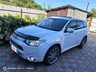 2013 Mitsubishi Outlander PHEV III, белый, 1530000 рублей, вид 1