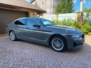 2021 BMW 5 серии 520i VII (G30/G31/G38) Рестайлинг, серый, 4390000 рублей, вид 4