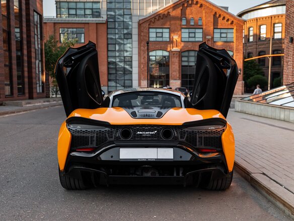 2023 McLaren Artura, оранжевый, 26000000 рублей - вид 2