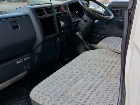 2001 Toyota Dyna, белый, 850000 рублей, вид 4